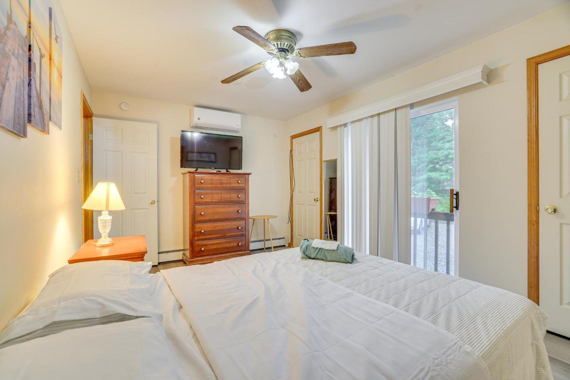 Holiday home Lakefront Poconos With Hot Tub! Pocono Summit