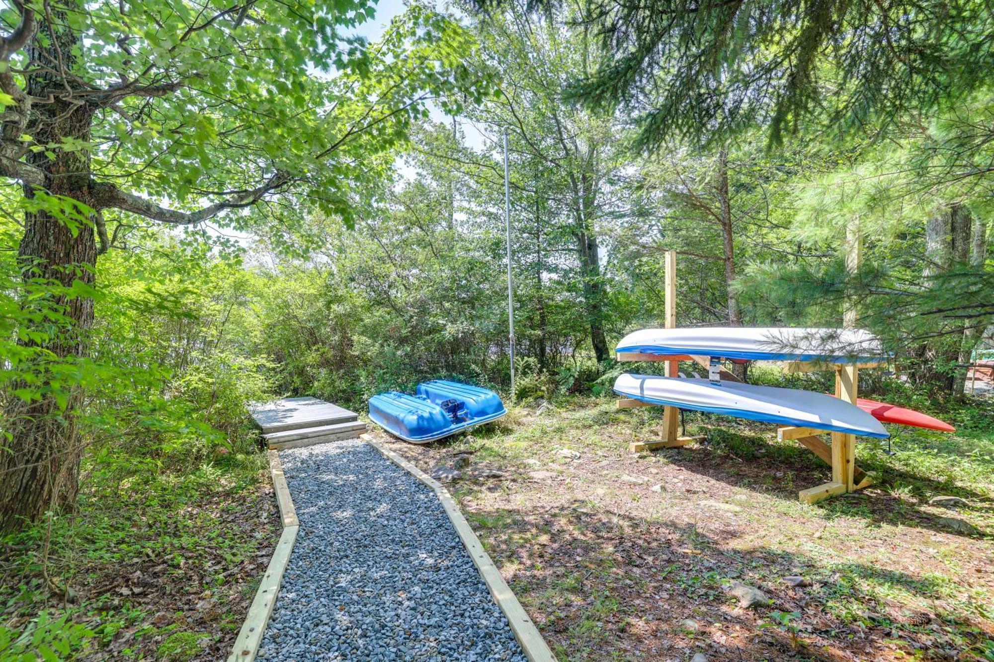Lakefront Poconos With Hot Tub! Holiday home *