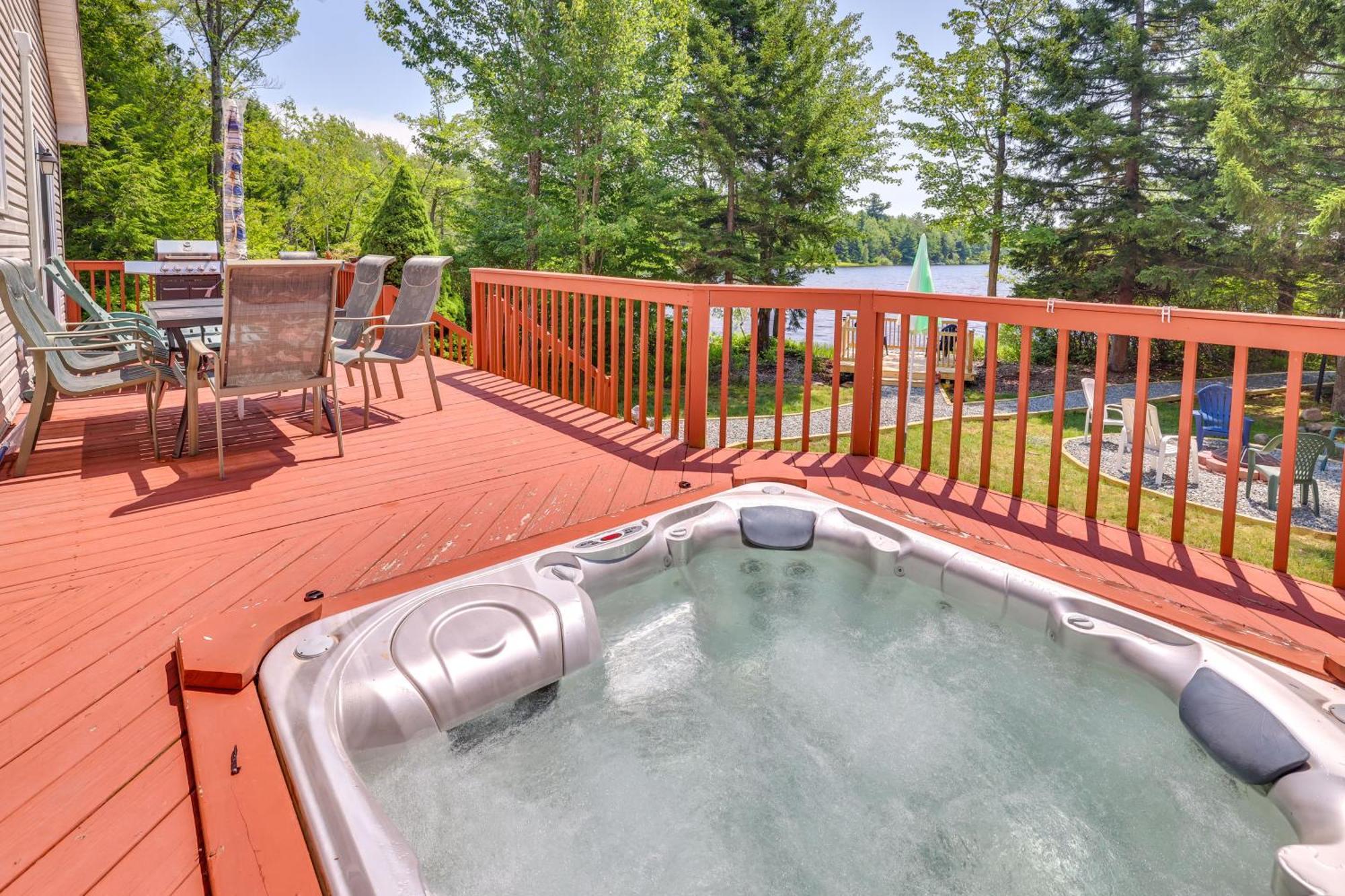 Lakefront Poconos With Hot Tub! Holiday home *