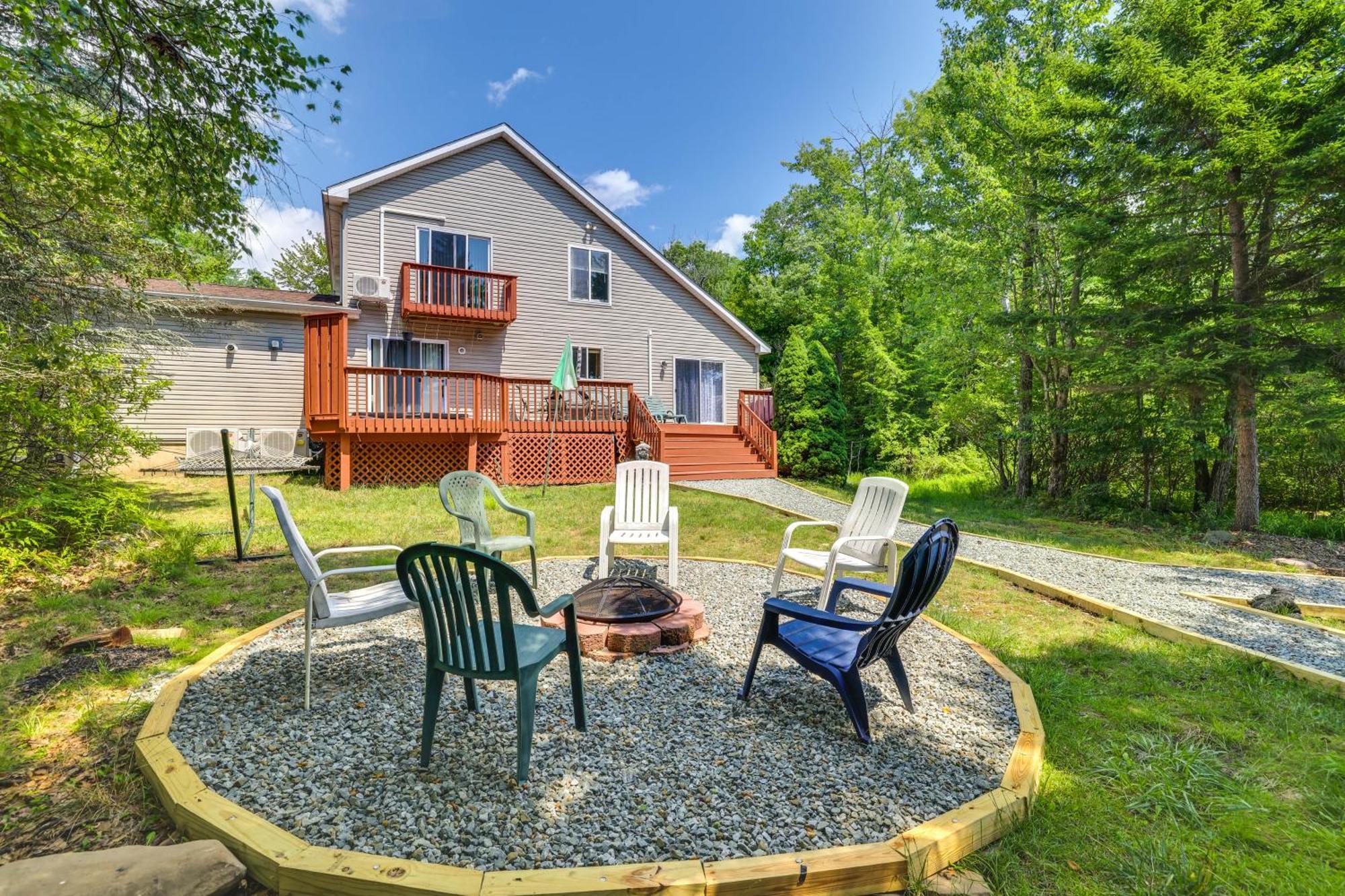 Holiday home Lakefront Poconos With Hot Tub! *